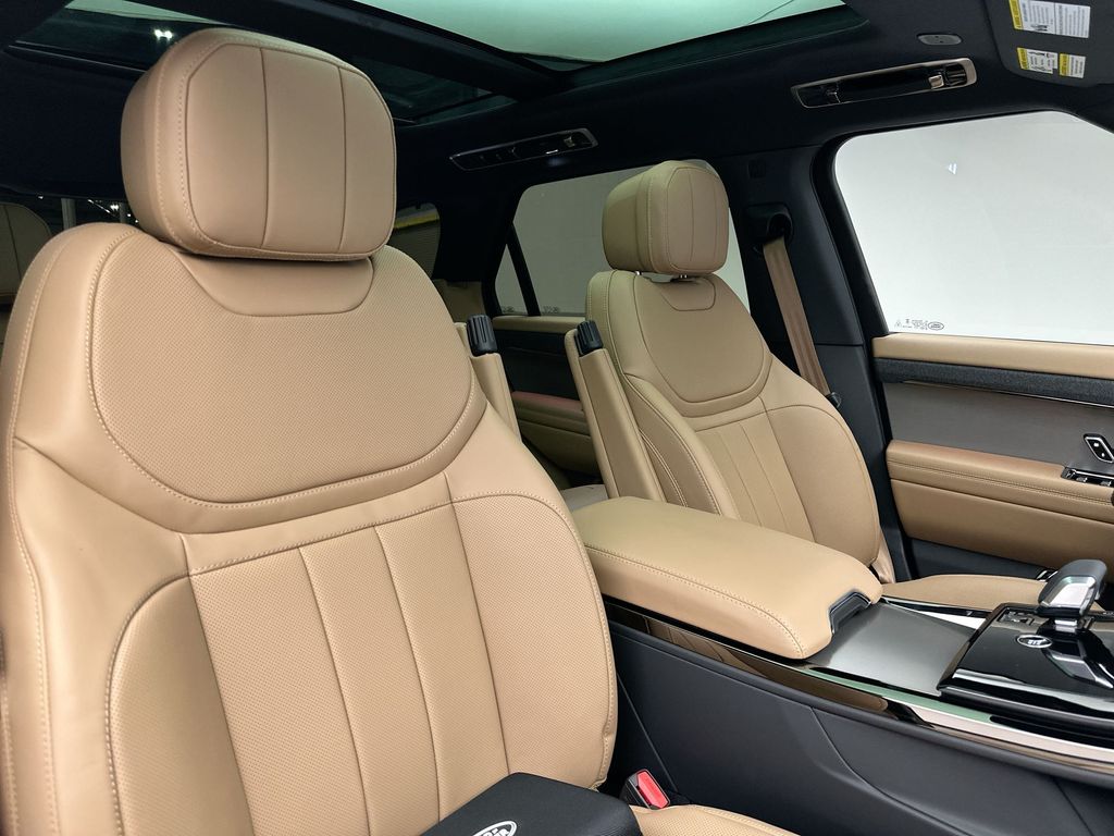 Thumbnail: 2025 Land Rover Range Rover Sport - 5