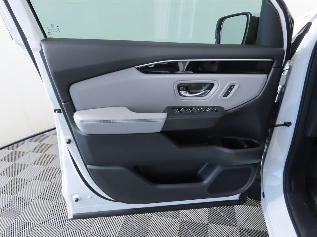 2025 Honda Pilot Touring 27