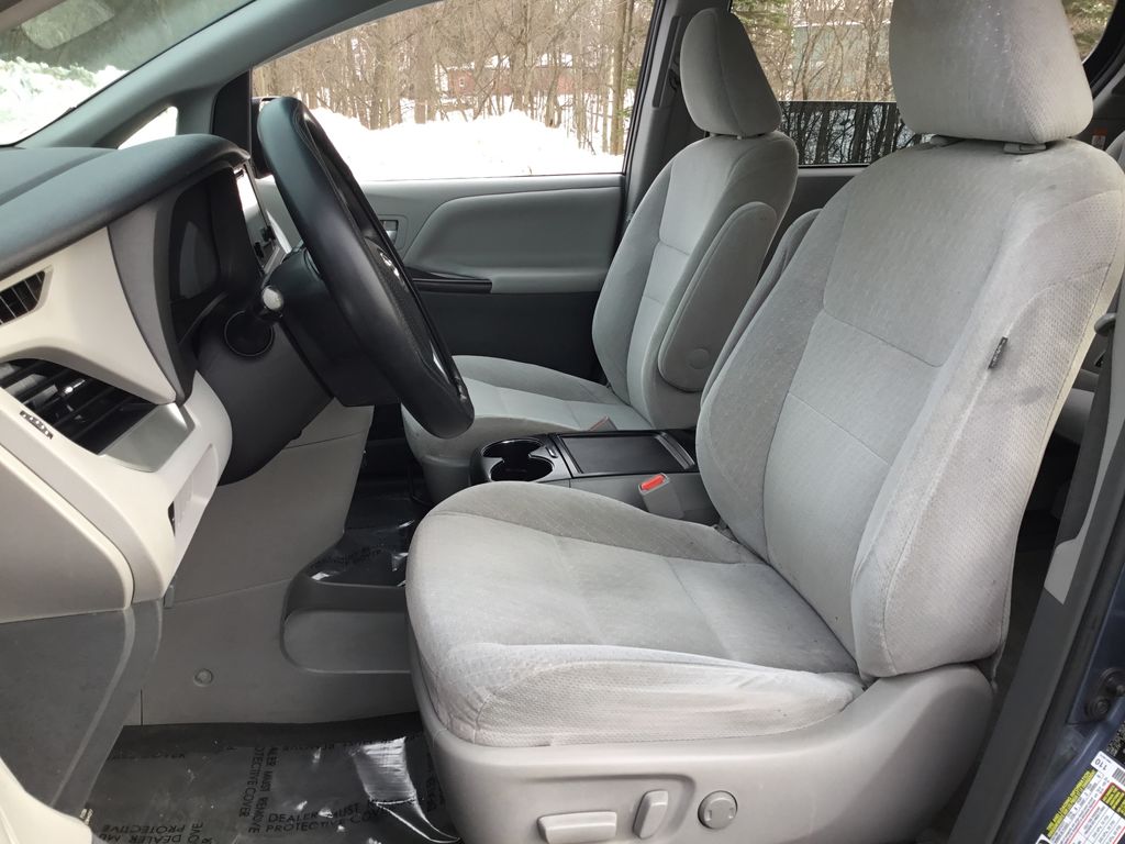 Thumbnail: 2016 Toyota Sienna - 14