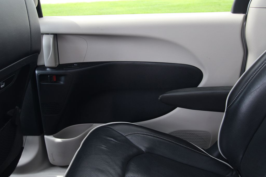 Used 2023 Chrysler Pacifica Hybrid Van