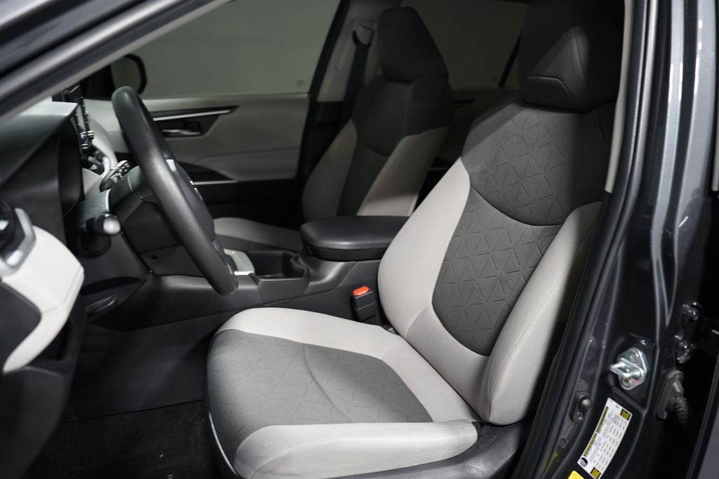 2022 Toyota RAV4 XLE 6
