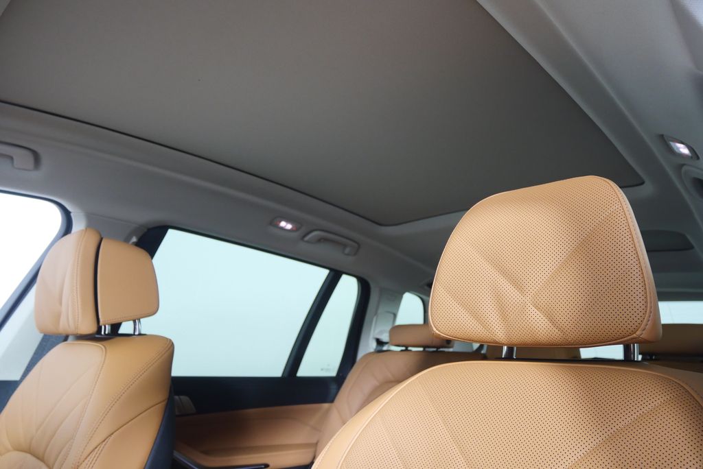 Thumbnail: 2026 BMW X7 - 12