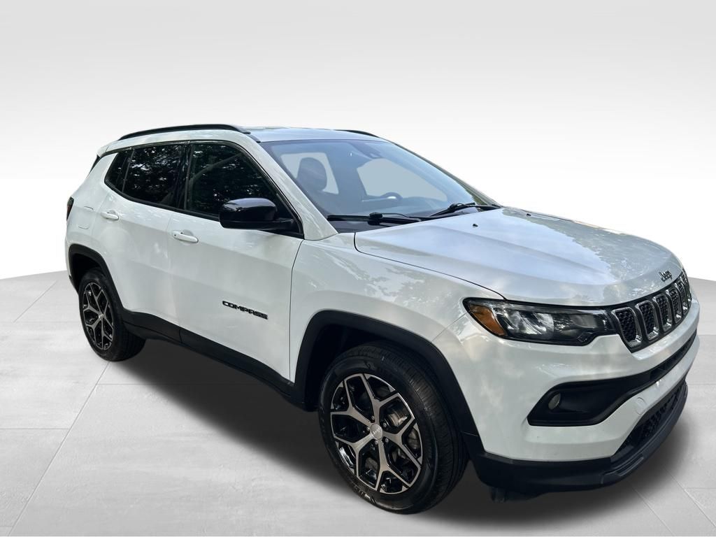 Used 2024 White Jeep Latitude image 8