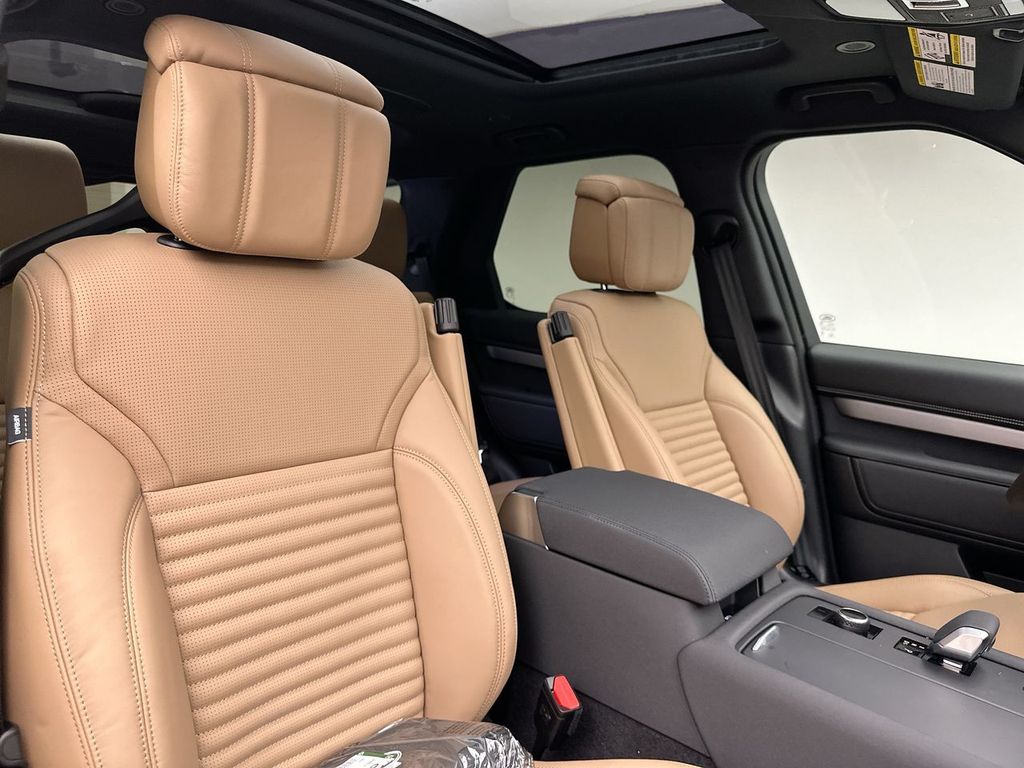Thumbnail: 2026 Land Rover Discovery - 14
