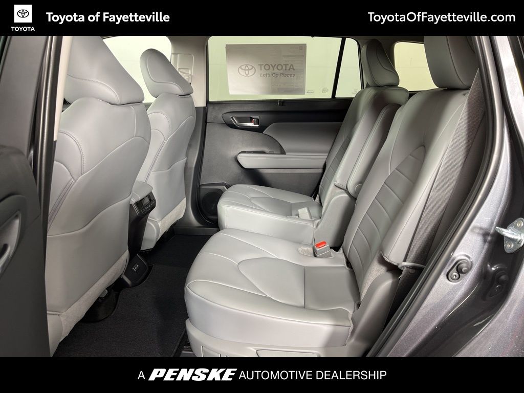 2025 Toyota Highlander XLE 28