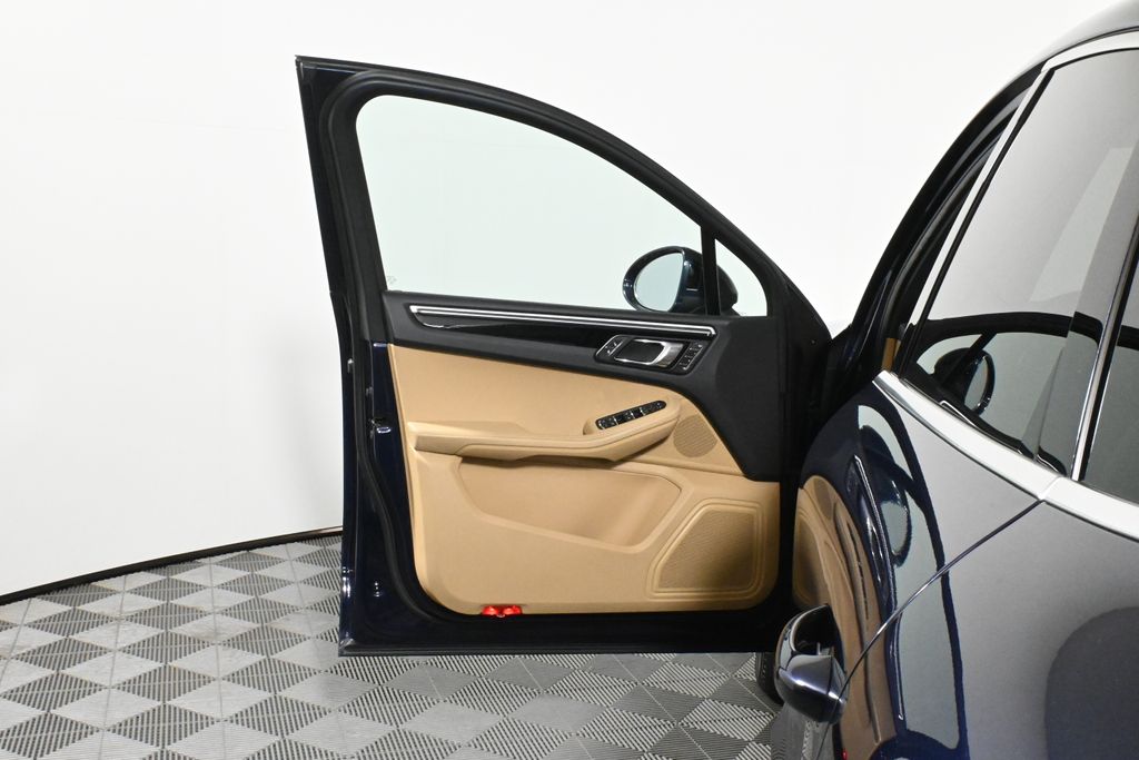 Thumbnail: 2018 Porsche Macan - 27