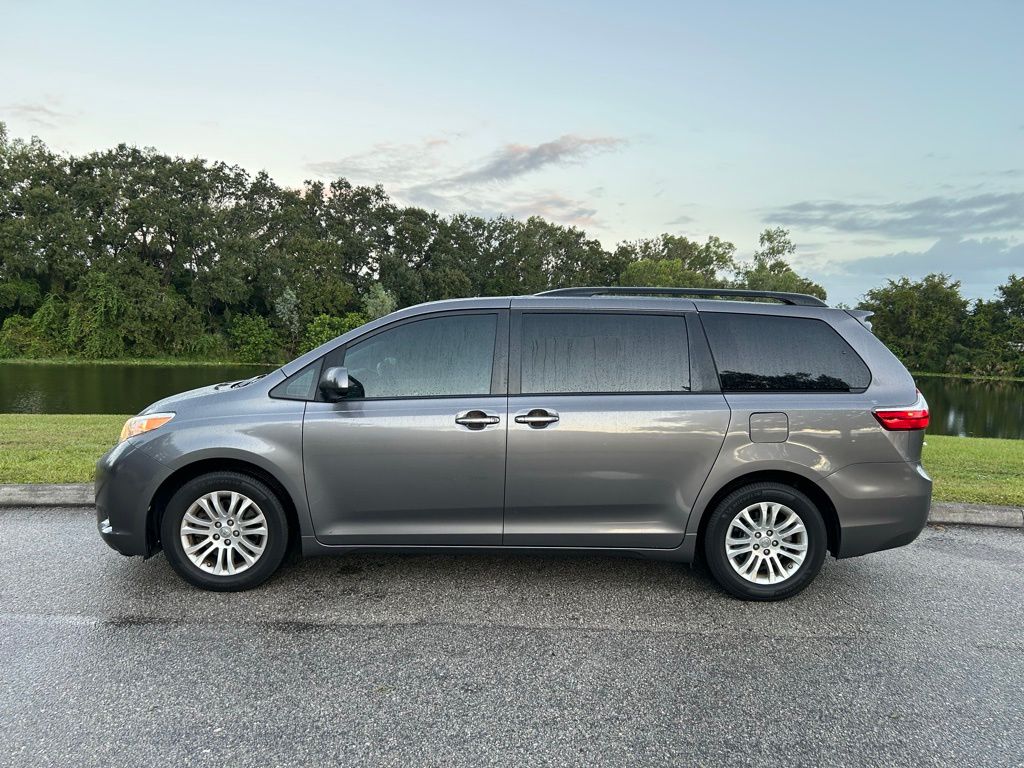 Thumbnail: 2017 Toyota Sienna - 2
