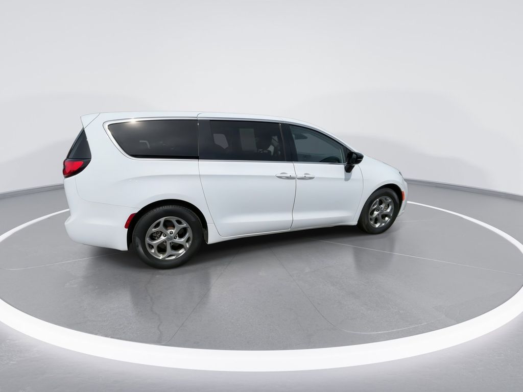 Used 2024 White Chrysler Limited image 8