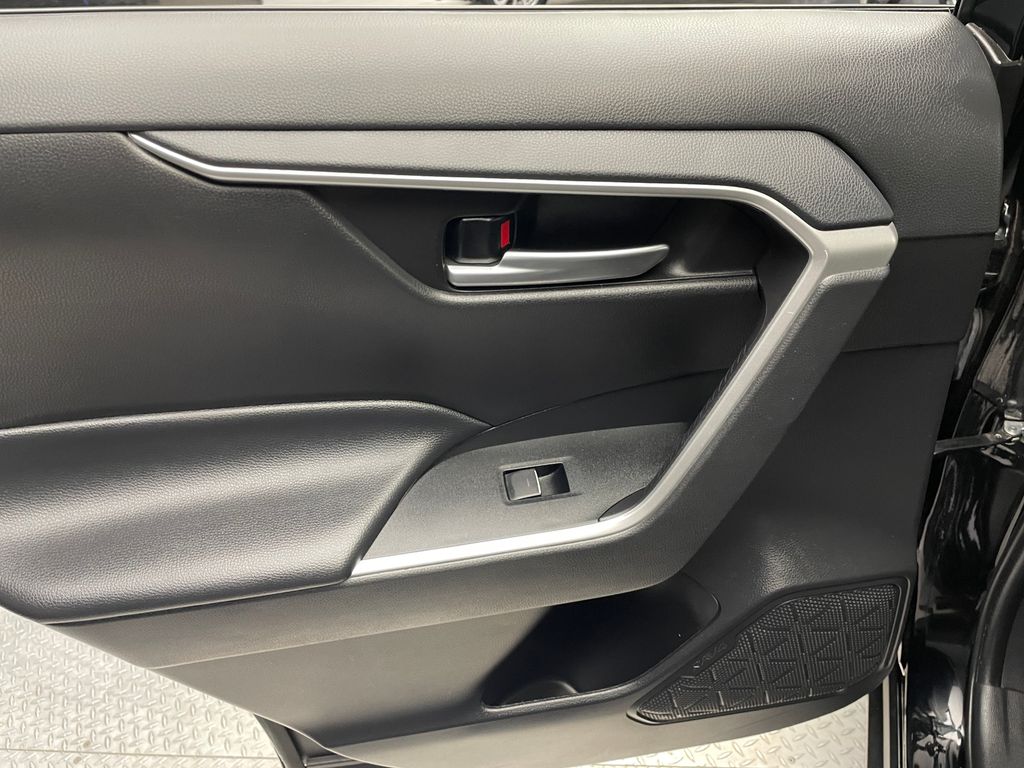 2023 Toyota RAV4 XLE 32
