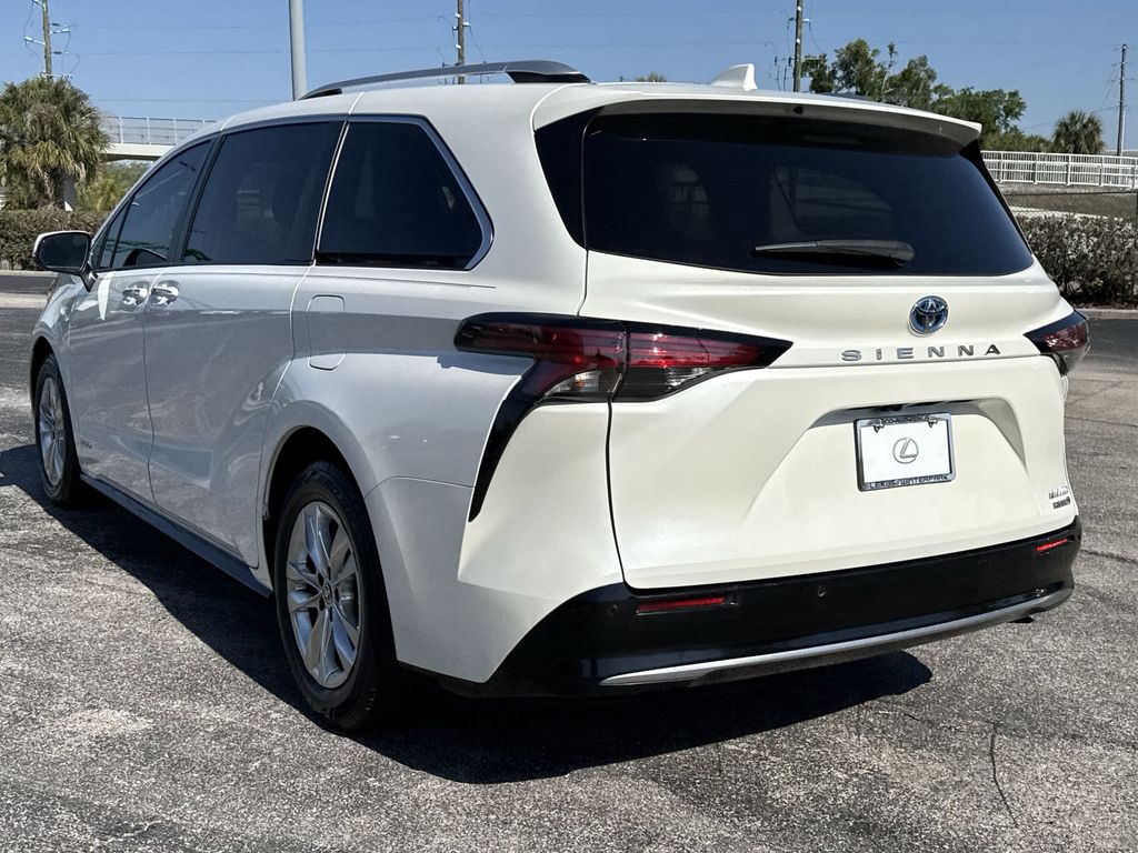 Thumbnail: 2021 Toyota Sienna - 10