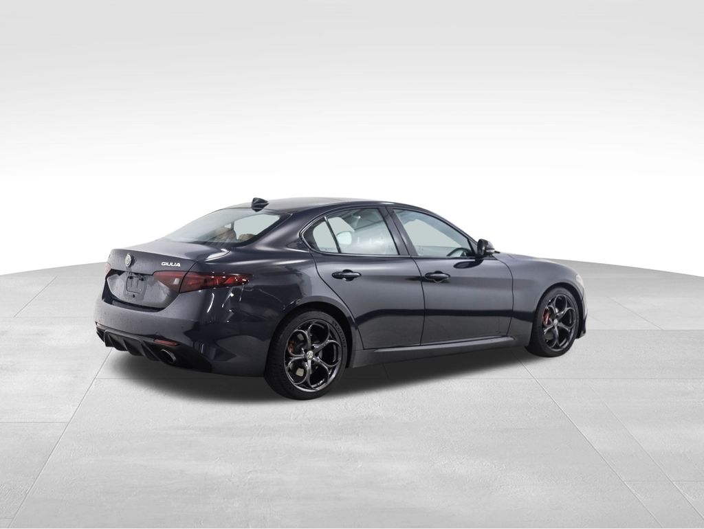 Thumbnail: 2019 Alfa Romeo Giulia - 5