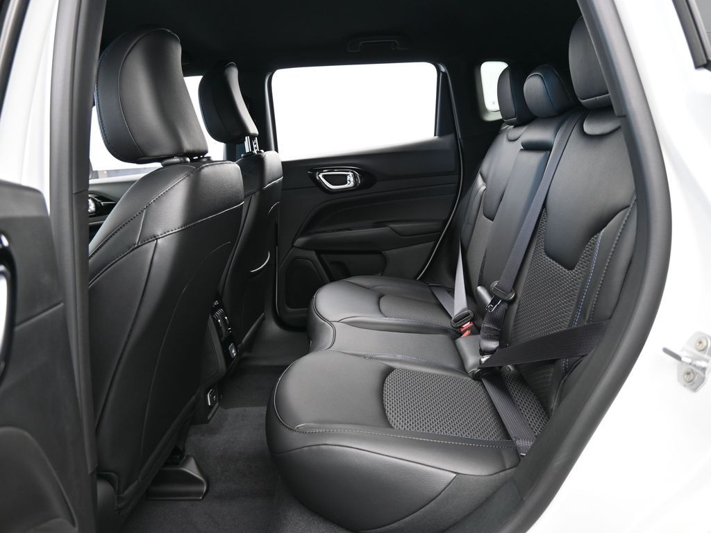 New 2026 Bright White Clearcoat Jeep Latitude image 27