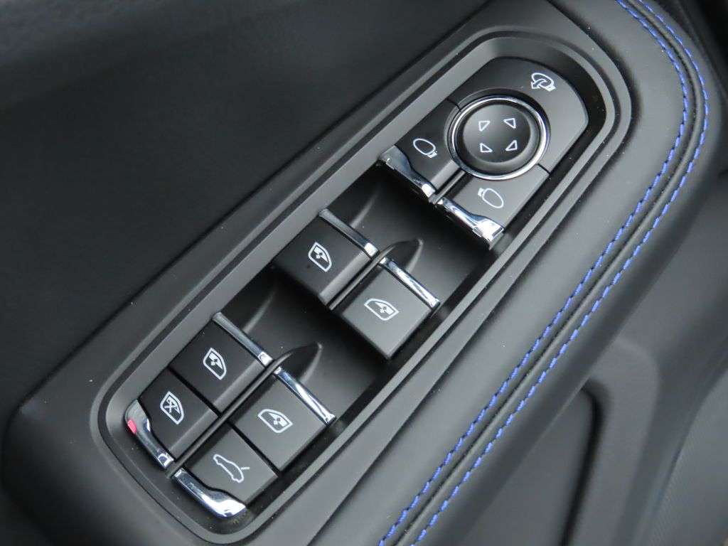 Thumbnail: 2025 Porsche Macan - 24