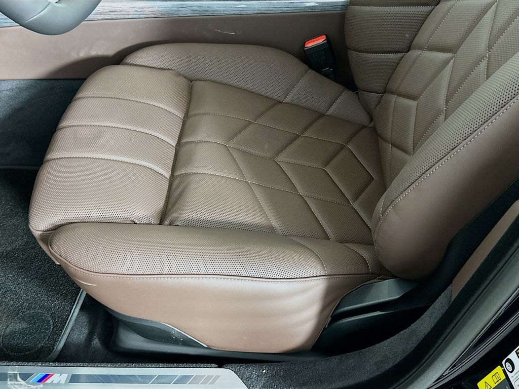 Thumbnail: 2025 BMW i7 - 21