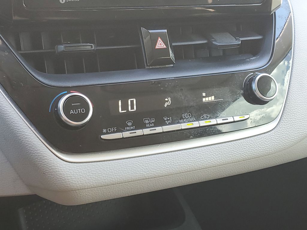 2021 Toyota Corolla LE photo 25