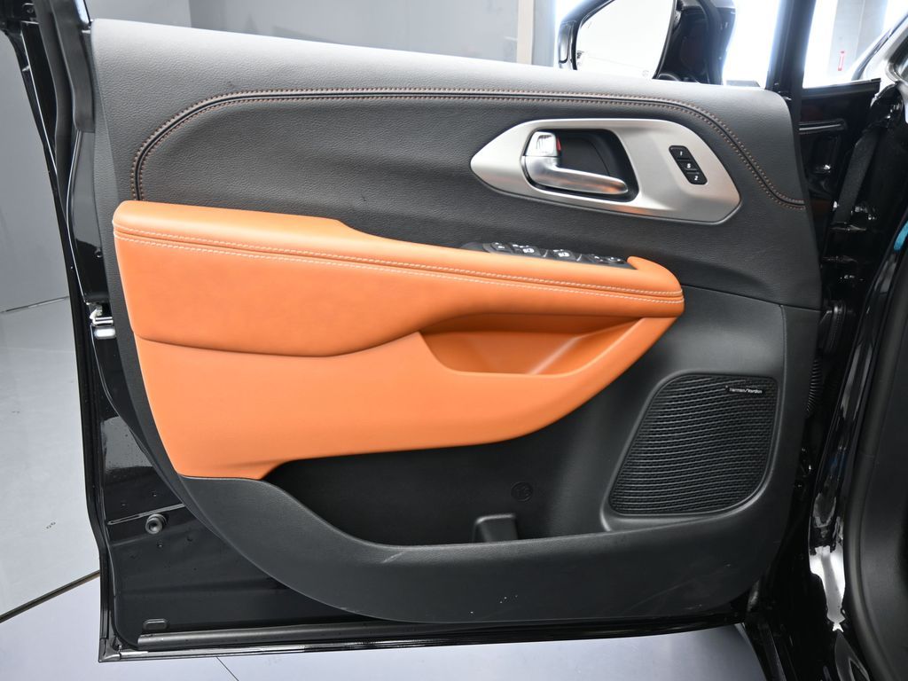 New 2026 Diamond Black Crystal Pearlcoat Chrysler Pinnacle image 28