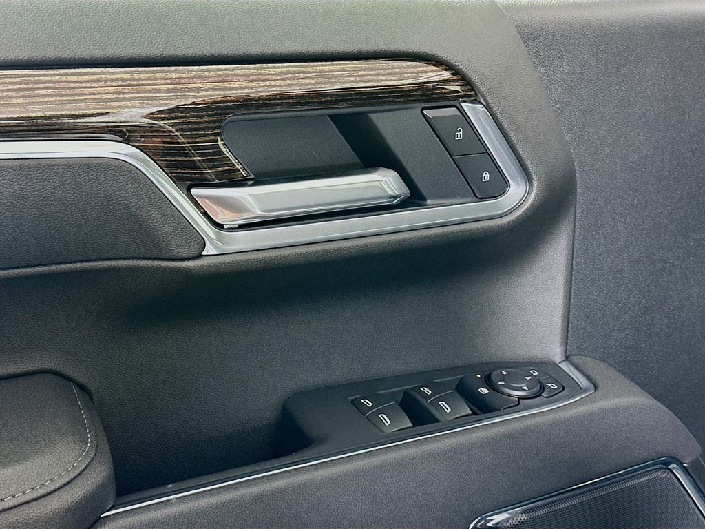 Used 2025 White GMC Elevation image 17