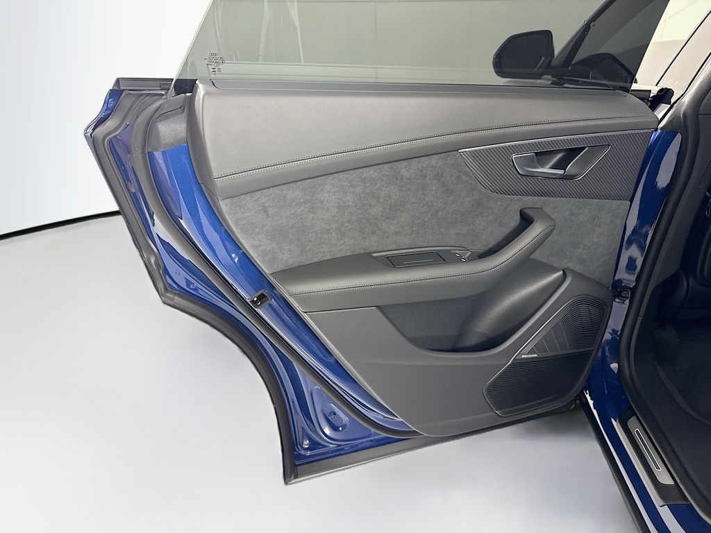 Thumbnail: 2026 Audi RS Q8 - 27