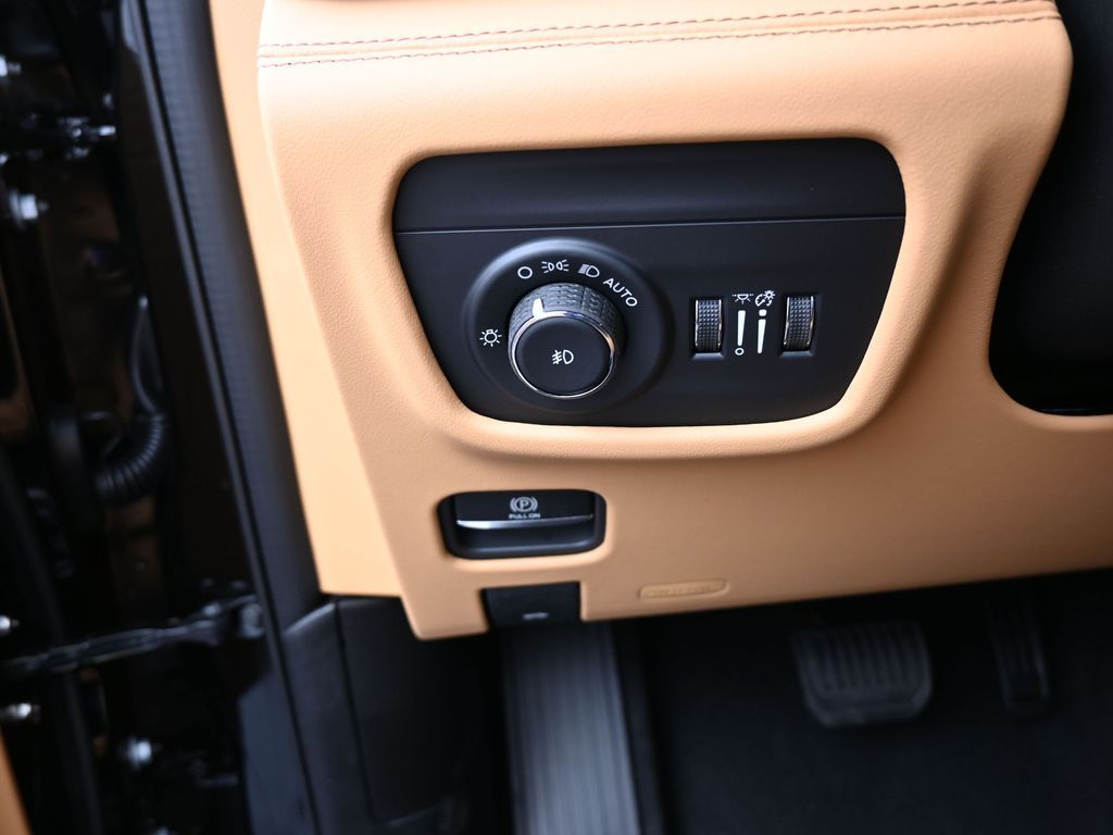 New 2025 Diamond Black Crystal Pearlcoat Jeep Summit image 27