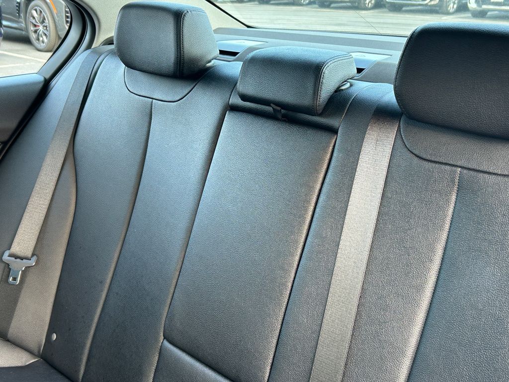 2013 BMW 3 Series 320i 30