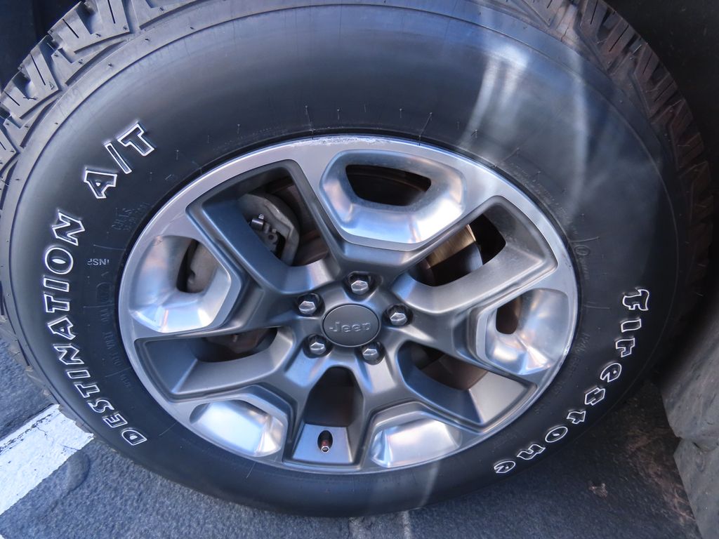 Thumbnail: 2019 Jeep Cherokee - 15