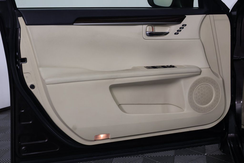 Thumbnail: 2015 Lexus ES - 12