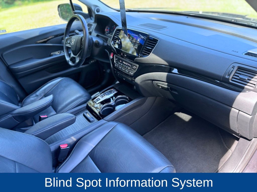 2020 Honda Pilot Touring w/Rear Captain's Chairs