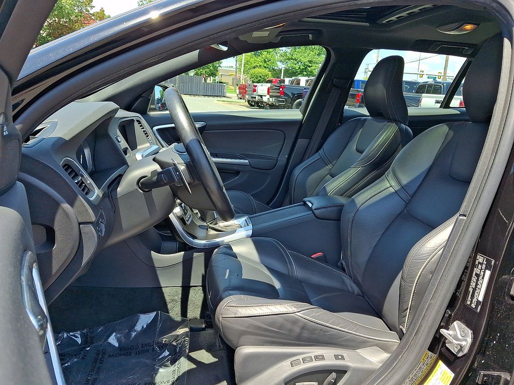 Thumbnail: 2016 Volvo V60 - 14