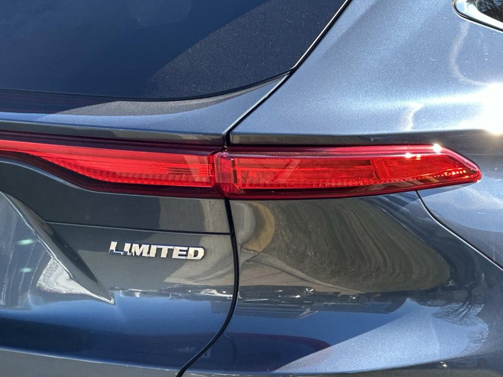 Thumbnail: 2023 Toyota Venza - 10