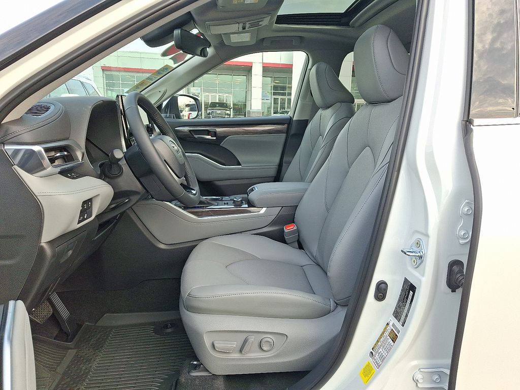 Thumbnail: 2026 Toyota Highlander - 14