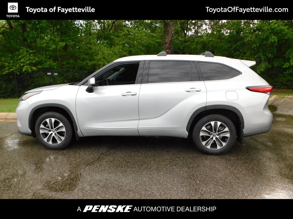 2022 Toyota Highlander XLE 2