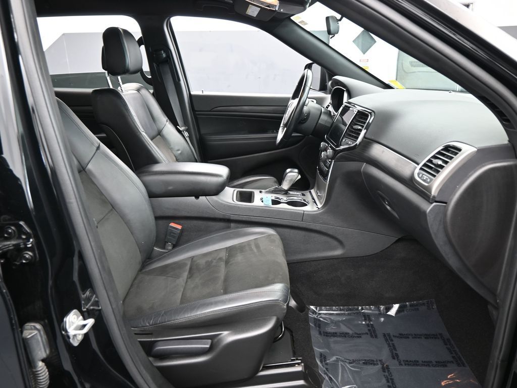 Used 2021 Diamond Black Crystal Pearlcoat Jeep Laredo X image 37