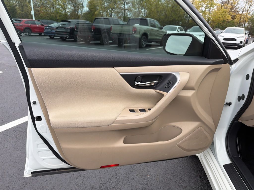 Thumbnail: 2015 Nissan Altima - 17