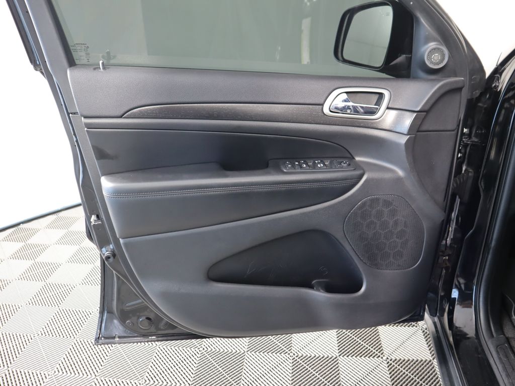 Thumbnail: 2018 Jeep Grand Cherokee - 25