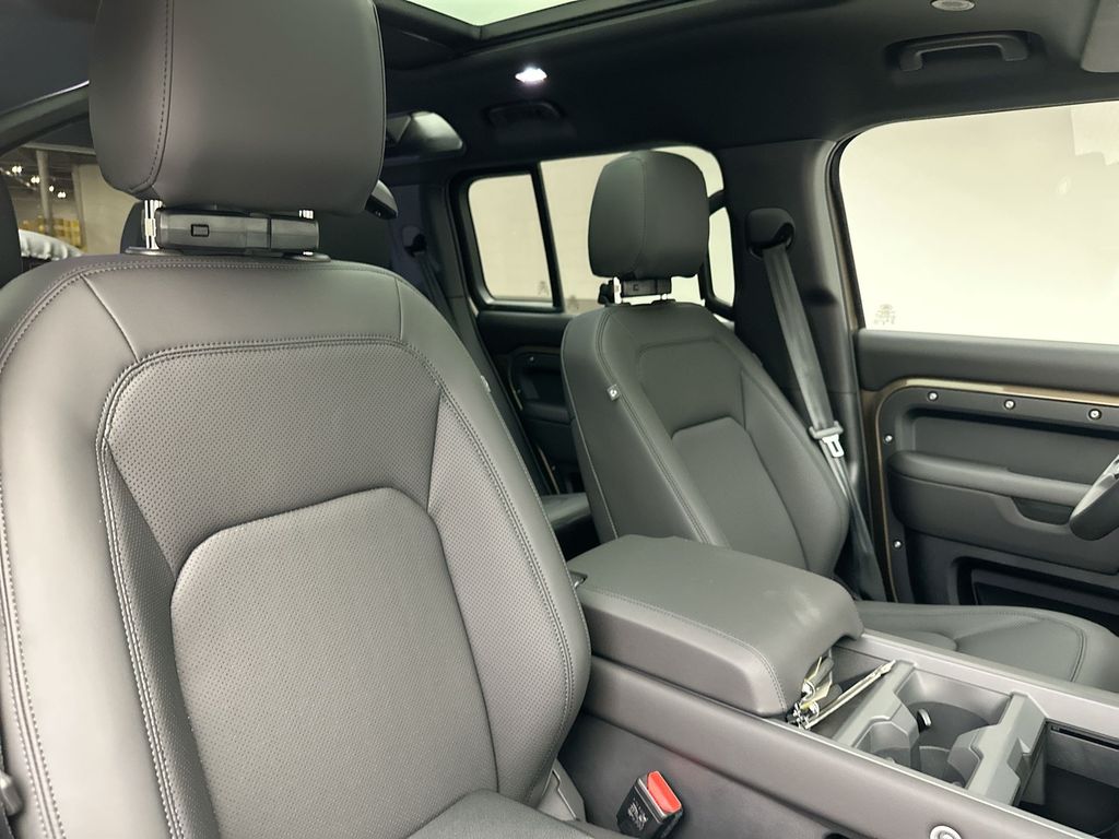 2025 Land Rover Defender 110 5
