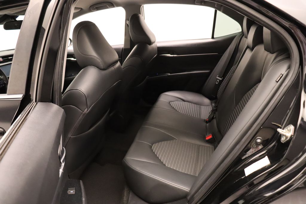2019 Toyota Camry SE 19