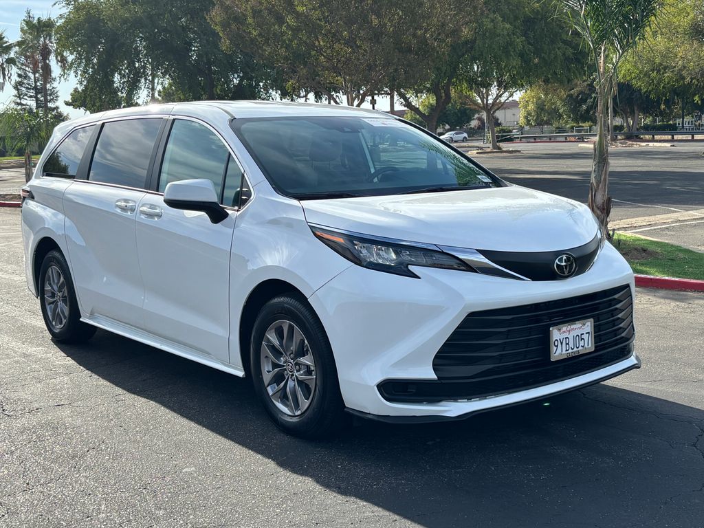 Thumbnail: 2026 Toyota Sienna - 3