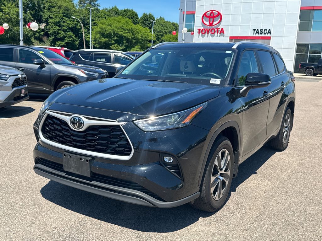 Used 2025 Black Toyota XLE image 3