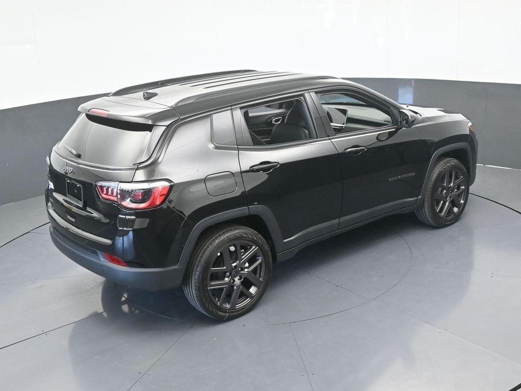 New 2026 diamond black crystal pearlcoat Jeep Latitude image 46