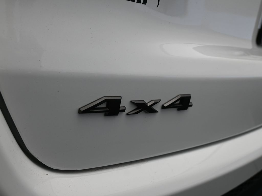 New 2026 Bright White Clearcoat Jeep Latitude image 30