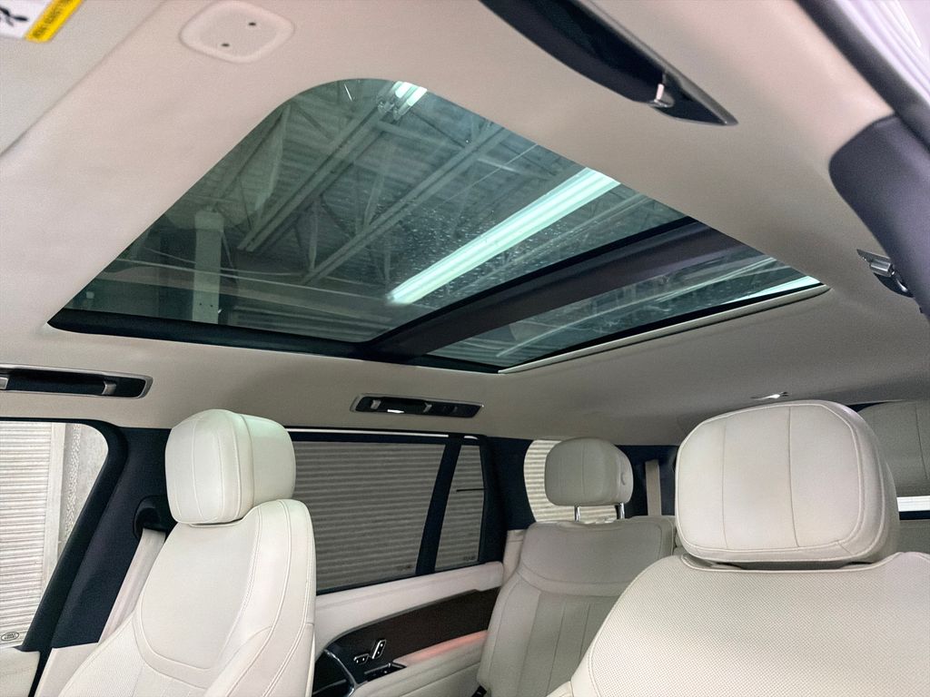 Used 2025  Land Rover SE image 8