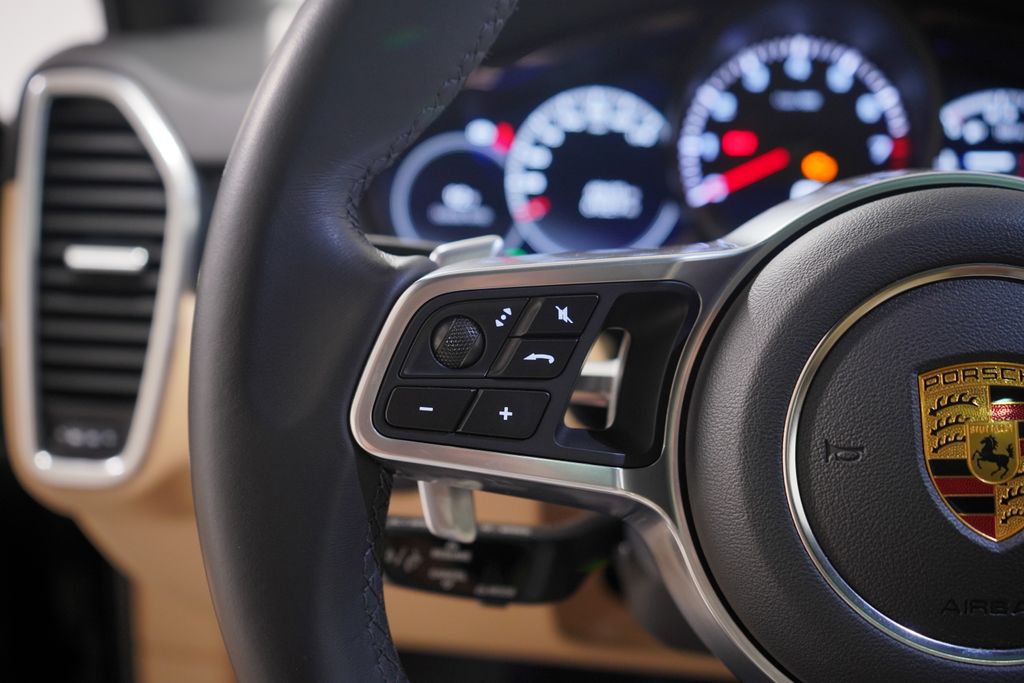 Thumbnail: 2022 Porsche Cayenne - 21