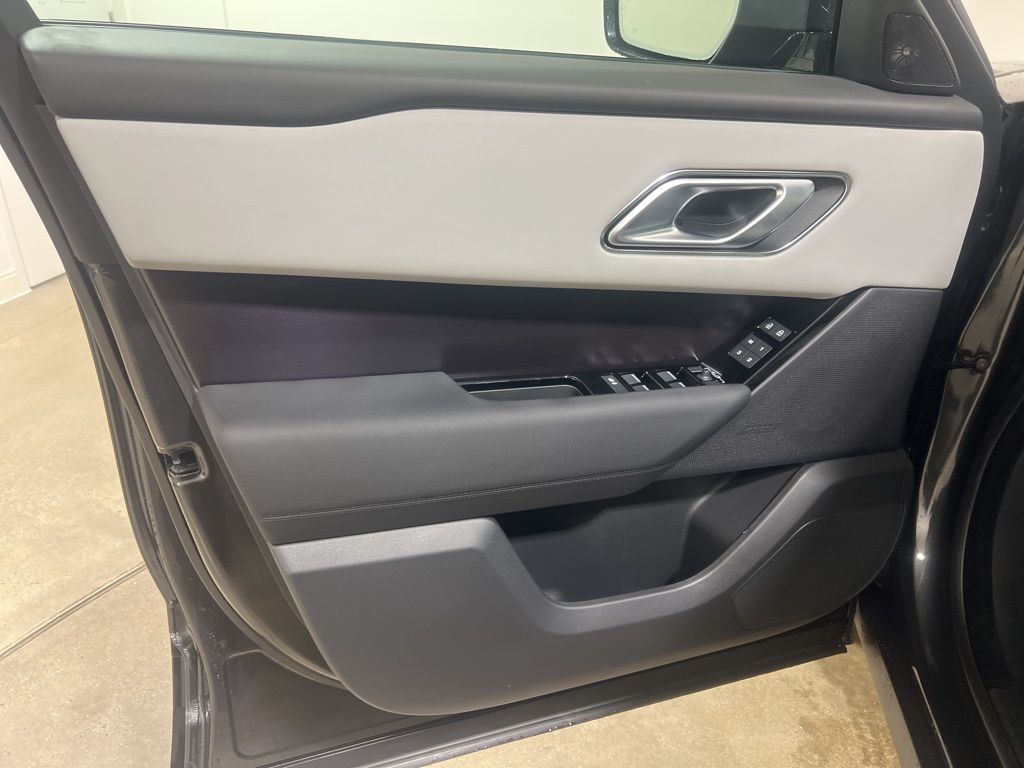 Certified Used 2026  Land Rover Dynamic SE image 9