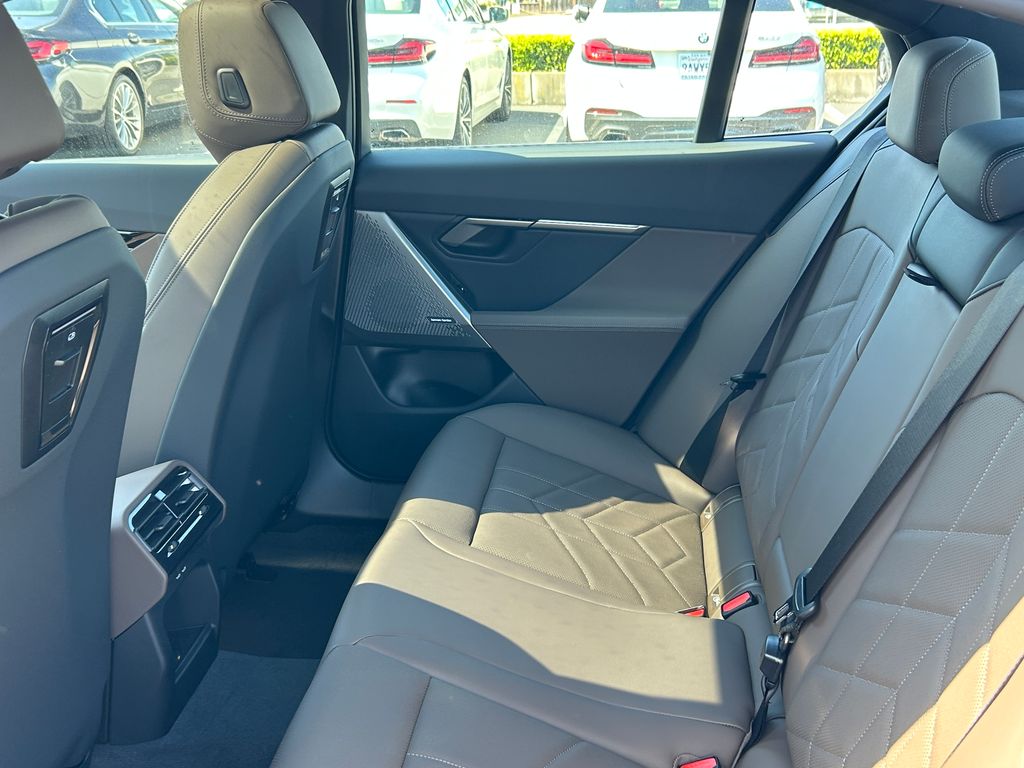 2025 BMW i5 eDrive40 28