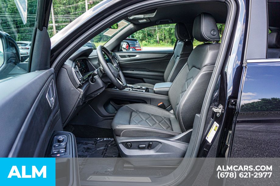 Used 2025 Black Volkswagen 2.0T SE w/Technology image 19