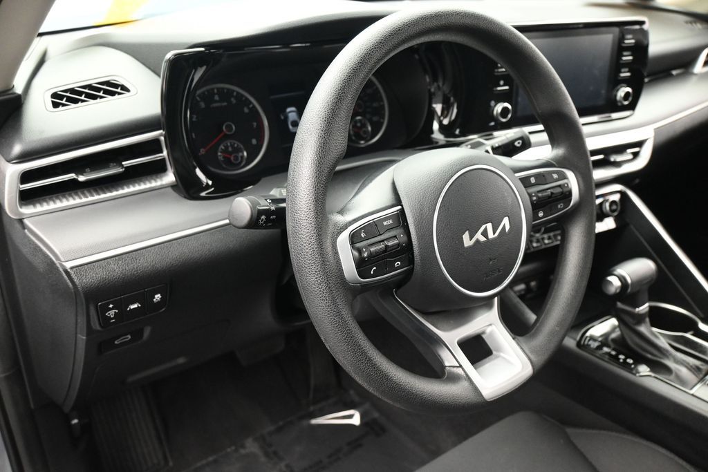 Used 2024 Everlasting Silver Kia LXS image 14