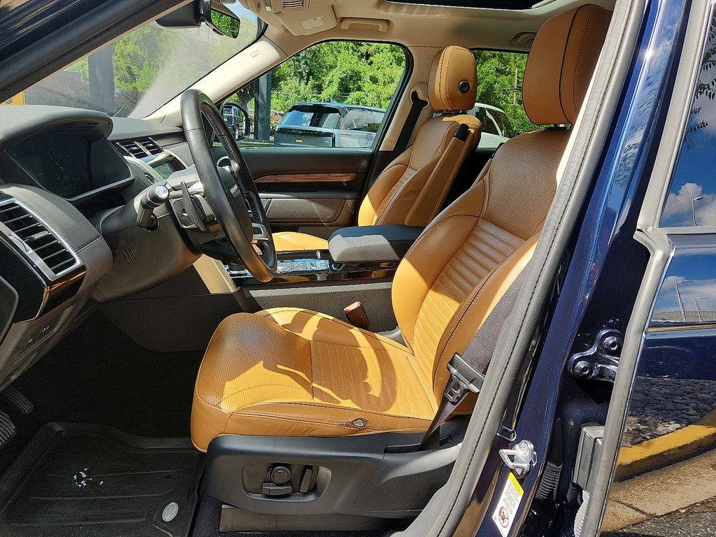 Thumbnail: 2020 Land Rover Discovery - 13