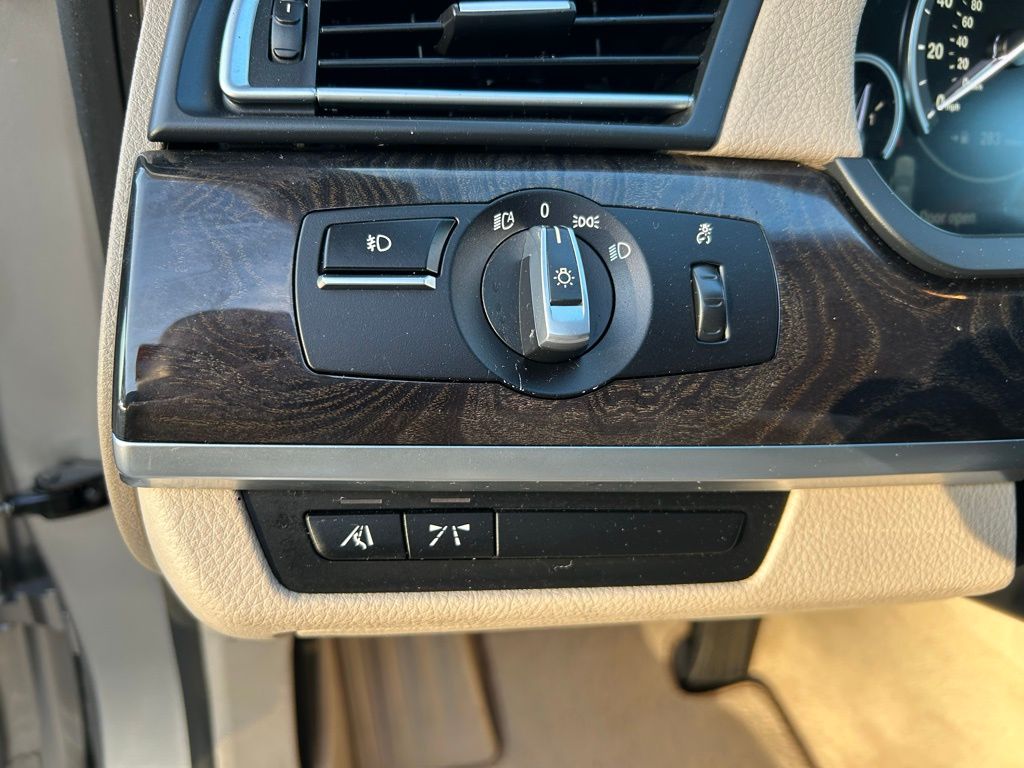 Thumbnail: 2011 BMW 7 Series - 18