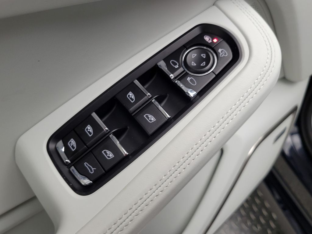 Thumbnail: 2021 Porsche Macan - 31