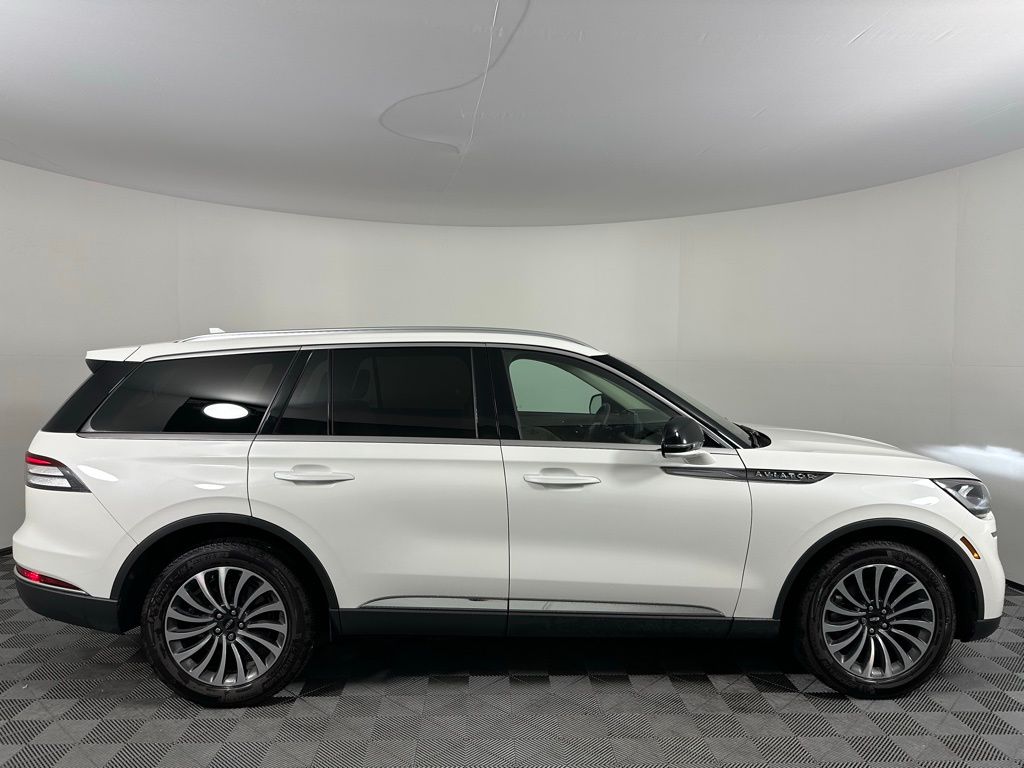 Thumbnail: 2022 Lincoln Aviator - 4